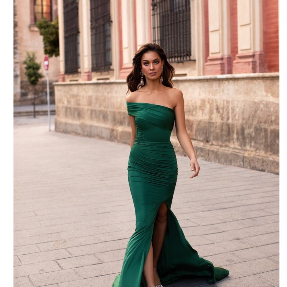 Estrella gown in Emerald by Alamour Label - Picture 3 of 3